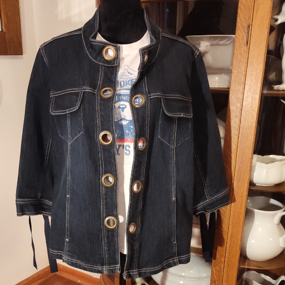 Stylish Dark Denim Jacket with Grommet Details 31/4 Sleeve